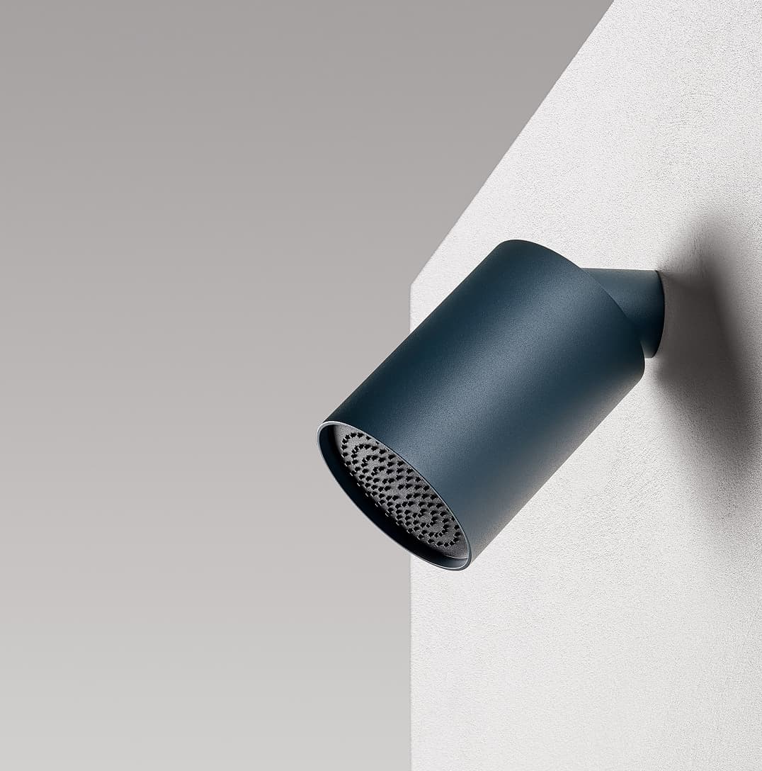 L'immagine mostra in dettaglio un doccino blu scuro di un sistema doccia.