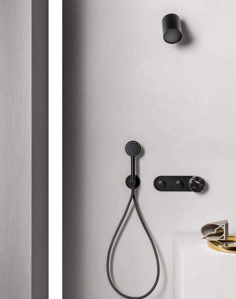 L'immagine rappresenta un sistema doccia completo con doccino e soffione doccia.